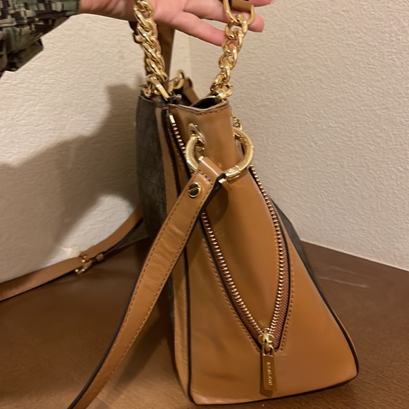 Michael kors stanthorpe tote with gorgeous gold hardware - Picture 4 of 6